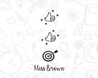 Pode incluir: Fundo branco com desenhos a traço preto de objetos escolares. A imagem apresenta dois símbolos de polegar para cima com estrelas e um alvo com uma seta. O texto "Miss Brown" está escrito em itálico.
