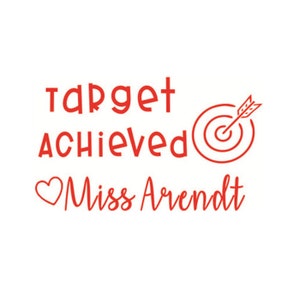 Può includere: Testo rosso su sfondo bianco che dice "Target Achieved" con un cuore rosso e il testo "Miss Arendt". A destra del testo c'è un bersaglio rosso con una freccia al centro.