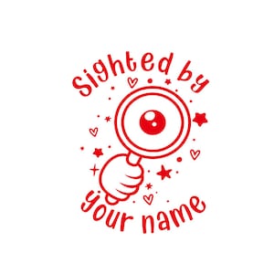 Op de afbeelding: Rode illustratie van een hand die een vergrootglas vasthoudt met een rood oog erin. De tekst "Sighted by your name" staat rond het vergrootglas.