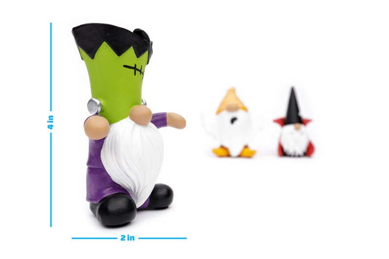 K&ouml;nnte beinhalten: Ein Set von Halloween-Gnom-Figuren. Die Hauptfigur ist ein Frankenstein-Monster-Gnom, etwa 10 cm hoch und 5 cm breit, mit gr&uuml;nem Kopf, schwarzem Haar und wei&szlig;em Bart. Zwei weitere Gnomfiguren befinden sich im Hintergrund.