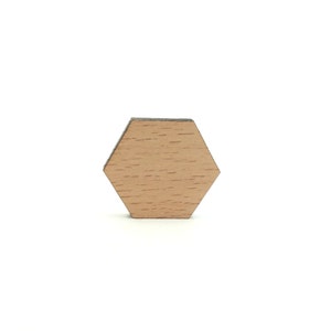 Puede incluir: Una forma hexagonal de madera con un acabado de madera de grano marrón claro.