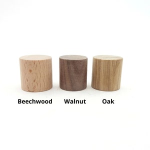 Peut inclure: Trois cylindres en bois, chacun d'un type de bois diff&eacute;rent : h&ecirc;tre, noyer et ch&ecirc;ne. Les cylindres sont dispos&eacute;s en rang&eacute;e de gauche &agrave; droite.