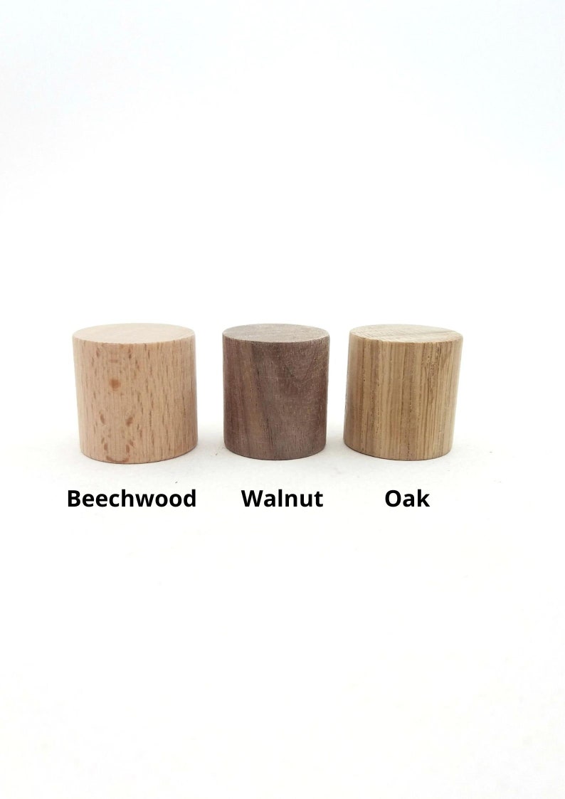 Peut inclure: Trois cylindres en bois, chacun d'un type de bois diff&eacute;rent : h&ecirc;tre, noyer et ch&ecirc;ne. Les cylindres sont dispos&eacute;s en rang&eacute;e de gauche &agrave; droite.