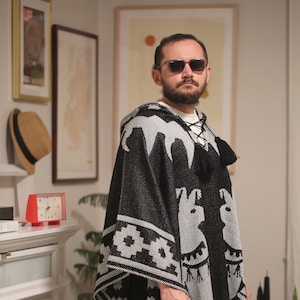 Hooded Alpaca Wool Poncho: Traditional Peruvian Design