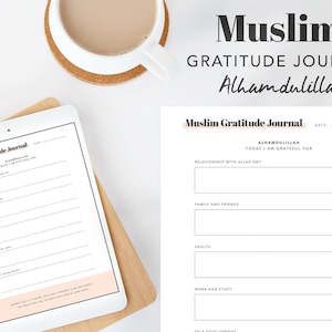 Pode incluir: Um tablet digital branco com um diário de gratidão imprimível em preto e branco na tela. O diário é intitulado "Muslim Gratitude Journal" e inclui prompts para refletir sobre os relacionamentos com Alá, família e amigos, saúde, trabalho e estudo, e desenvolvimento pessoal. O texto "Alhamdulillah" é apresentado no diário. O tablet está sobre uma superfície de madeira com uma folha verde e uma xícara de café branca com uma bebida bege.