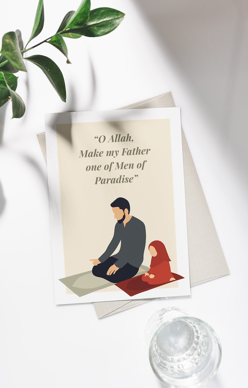 K&ouml;nnte beinhalten: Gru&szlig;karte mit beigem Hintergrund mit einer Illustration eines betenden Mannes und Kindes. Die Karte enth&auml;lt den Text "O Allah, Make my Father one of Men of Paradise". Die Karte befindet sich auf einem hellgrauen Umschlag.
