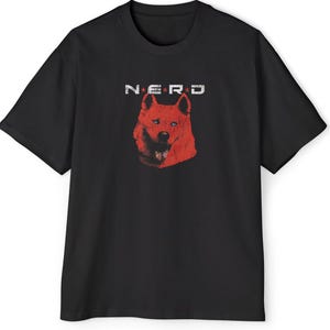 Puede incluir: Un letrero de madera rústico con el texto "Welcome to our home" en estilo manuscrito. El letrero es rectangular, con un acabado envejecido y un diseño sencillo y acogedor. Adecuado para uso interior o exterior.