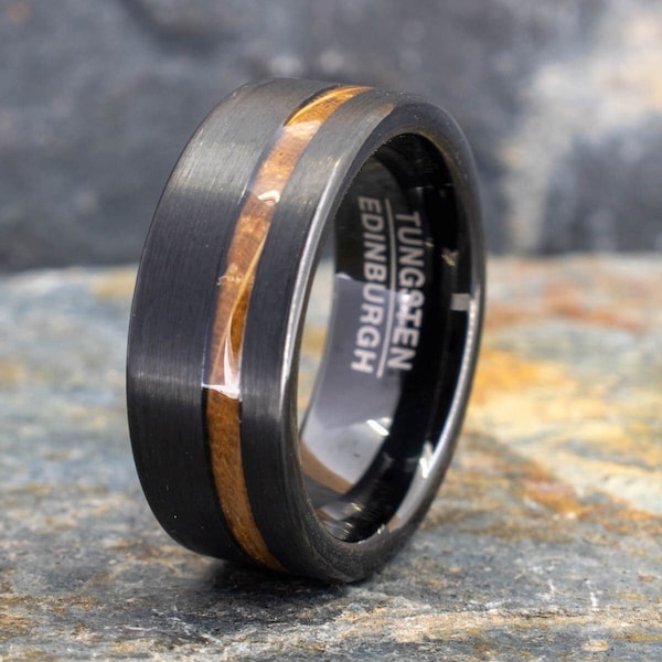 Schwarzer Wolfram Ring mit Whisky Fass Holz Inlay Straight Edge (8mm breit)