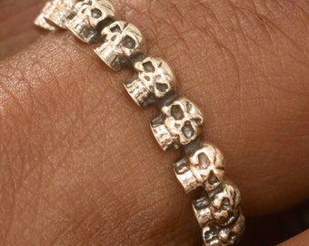 Anillo gótico para hombre con calavera en plata de ley.