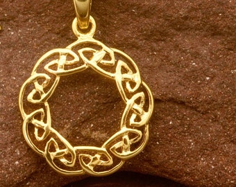 Ciondolo con nodo celtico in oro rotondo aperto con catena
