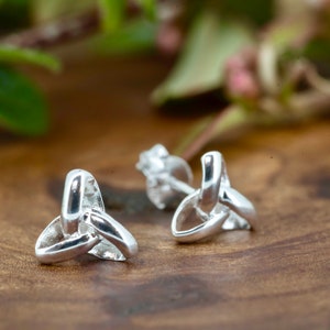 Triquetra Celtic 3D Stud in 3 finiture anallergiche, oro, oro rosa, argento sterling