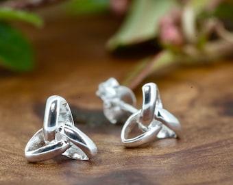 Triquetra keltischer 3D-Bolzen in 3 hypoallergenen Ausführungen: Gold, Roségold, Sterlingsilber