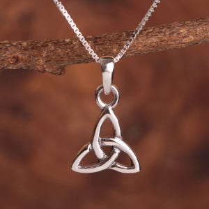 Colar com pingente de triquetra de prata esterlina celta - pequeno