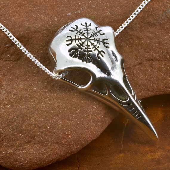 Pendentif tête de mort corbeau viking avec casque de crainte en