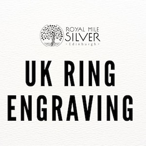 Puede incluir: Fondo blanco con el texto "UK RING ENGRAVING" en negrita negra. Encima, el logotipo de Royal Mile Silver, Edimburgo, con un árbol dentro de un círculo.