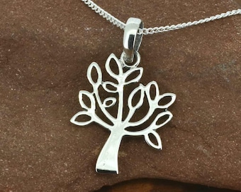 Puede incluir: Un collar con un colgante de plata en forma de árbol de la vida. El colgante es un diseño delicado y recortado con un tronco de árbol detallado y ramas con hojas.