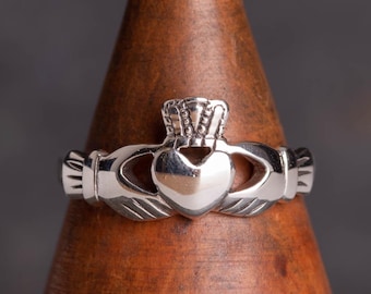 Claddagh Ring in Sterling Silver - Irish Friendship Ring