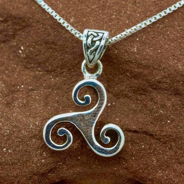 Pendentif triple spirale argentée | Collier Triskele en argent sterling