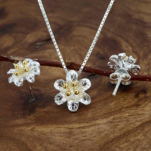 Flower Necklace and 8 Petal Flower Stud Earrings