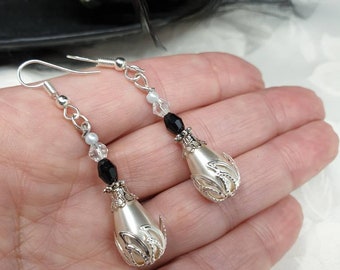 Orecchini pendenti in stile gotico vittoriano con perle: design in argento bianco e nero