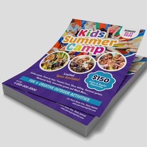 Op de afbeelding: Paarse flyer met de titel "Kids Summer Camp" en afbeeldingen van kinderen die deelnemen aan buitenactiviteiten. De flyer bevat details over het kamp, inclusief data, prijs en contactgegevens.