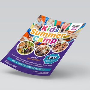 Op de afbeelding: Een paarse flyer die reclame maakt voor een Kids Summer Camp met foto's van kinderen die deelnemen aan buitenactiviteiten. De flyer bevat de data 20-23 augustus 2024, de prijs &euro; 150 en het telefoonnummer +000-000-0000.