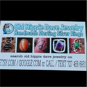 K&ouml;nnte beinhalten: Eine Visitenkarte f&uuml;r Old Hippie Dave Jewelry, mit handgefertigten Sterling-Silberringen. Die Karte zeigt f&uuml;nf verschiedene Ringe mit verschiedenen Edelsteinen, darunter ein Friedenszeichenring, ein Katzenring, ein Ring mit einem gro&szlig;en orangefarbenen Stein, ein Ring mit einem violetten Stein und ein Ring mit einem gr&uuml;nen Stein. Die Karte enth&auml;lt auch den Text "search old hippie dave jewelry on ETSY.COM / GOOGLE.COM or CALL / TEXT 727 458 6951".