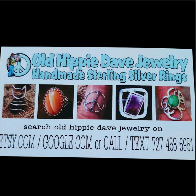 K&ouml;nnte beinhalten: Eine Visitenkarte f&uuml;r Old Hippie Dave Jewelry, mit handgefertigten Sterling-Silberringen. Die Karte zeigt f&uuml;nf verschiedene Ringe mit verschiedenen Edelsteinen, darunter ein Friedenszeichenring, ein Katzenring, ein Ring mit einem gro&szlig;en orangefarbenen Stein, ein Ring mit einem violetten Stein und ein Ring mit einem gr&uuml;nen Stein. Die Karte enth&auml;lt auch den Text "search old hippie dave jewelry on ETSY.COM / GOOGLE.COM or CALL / TEXT 727 458 6951".