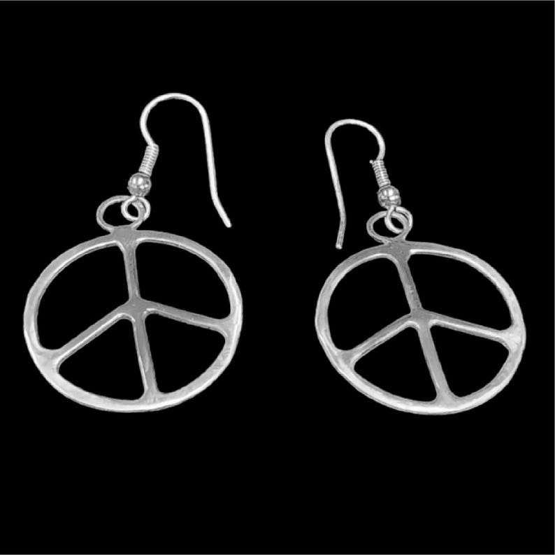K&ouml;nnte beinhalten: Ein Paar silberne Peace-Zeichen-Ohrringe mit einem schlichten, klassischen Design.