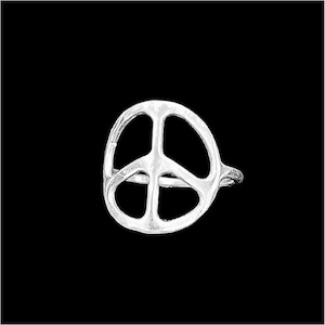 K&ouml;nnte beinhalten: Ein silberner Friedenszeichenring. Der Ring ist aus Metall und hat ein schlichtes Design.