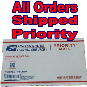 K&ouml;nnte beinhalten: Ein wei&szlig;er USPS Priority Mail Small Flat Rate Box mit dem Text "TRACKED - INSURED" und einem Barcode. Die Box ist mit "UNITED STATES POSTAL SERVICE" und "PRIORITY MAIL" beschriftet.