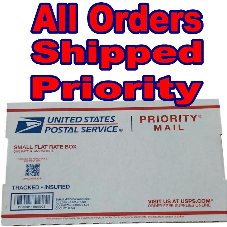 K&ouml;nnte beinhalten: Ein wei&szlig;er USPS Priority Mail Small Flat Rate Box mit dem Text "TRACKED - INSURED" und einem Barcode. Die Box ist mit "UNITED STATES POSTAL SERVICE" und "PRIORITY MAIL" beschriftet.