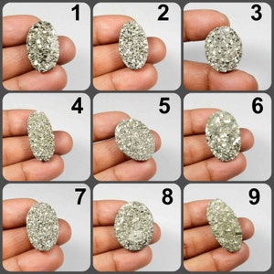 AAA+++ gouden pyriet-druzy cabochon. Druzy-edelsteen van pyriet. Natuurlijke pyriet-druzy-geode. Groothandel pyriet druzy-kristal los. Variatie PD-A