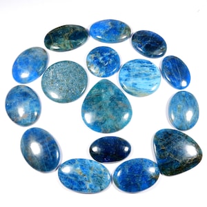 Cabujón de apatita natural. Gema de apatita azul neón. Apatita azul neón enorme. Apatita azul neón con brillo en formas variadas, al por mayor, para joyería.