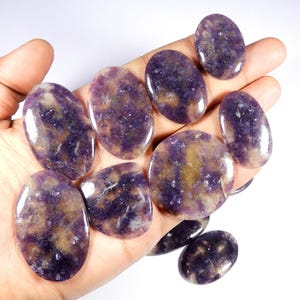 Geweldige ~ lepidolietcabochon. Handgemaakte lepidoliet-edelsteen. Natuurlijke paarse lepidoliet. Mixvorm groothandel lepidoliet los voor sieraden.