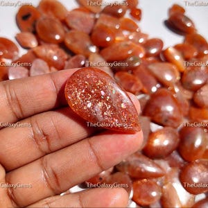 Sprankelende zonnesteen met regenboogrooster. Oranjerode zonnesteen edelsteen. Natuurlijke zonnesteen cabochon. Sunstone groothandel partij bulkhoeveelheid: 1 tot 180 stuks