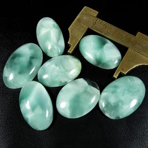 Hemimorfiet cabochon. Natuurlijk hemelsblauw larimar-patroon hemimorfiet. Hemimorfiet edelsteen. Hemimorfiet 7-delige groothandelspartij 157 kt MX-10175