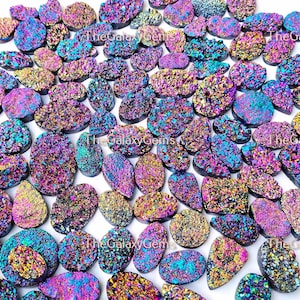 Regenboog titanium druzy edelsteen. Druzy-agaat van titanium met AAA+-coating. Titanium Druzy-cabochon. Titanium Druzy groothandel bulkpartij. Tot 108 stuks