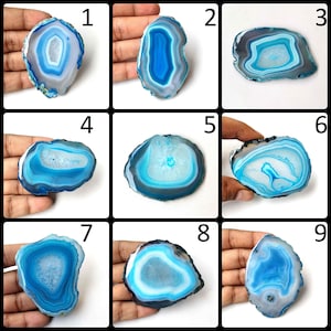 Cabochon di geode a fetta di agata naturale. Affascinante cabochon di agata druzy a fetta blu cielo. Gemma sfusa di agata blu a fetta druzy per gioielli.