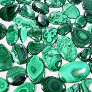 Groene malachietcabochon. Natuurlijke malachiet edelsteen. Designer malachiet groothandel partij bulk. Mixvorm malachiet handgemaakt tot 5000 ct.