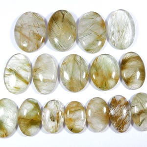 Geweldige ~ rutielkwarts edelsteen.  Natuurlijke rutielkwarts edelsteen. Gepolijste goudgroene multi-rutielkwartscabochon. Los voor sieraden.