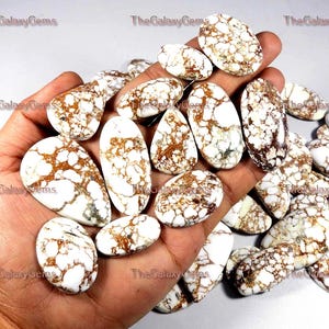 Natuurlijke wilde paard jaspis edelsteen. Witbruine magnesietcabochon met wilde paarden. Magnesiet wild paard jaspis groothandel bulkpartij. Tot 5000 kt
