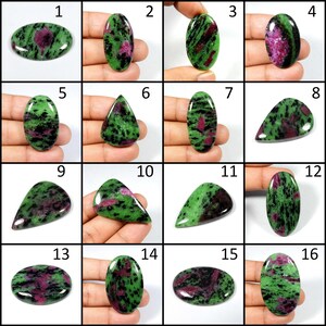 Può includere: Assortimento di 16 cabochon di pietre preziose verdi e rosa, ognuno con un motivo unico di nero, verde e rosa. I cabochon sono disposti in una griglia, numerati da 1 a 16.