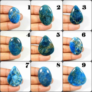 Natuurlijke neonblauwe apatiet. Designer~ neonblauwe apatiet edelsteen. Apatiet cabochon. Groothandel neonblauwe apatiet voor sieraden. Variatie-4 EB