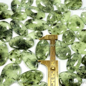 Natuurlijke groene prehniet cabochon. Prehniet edelsteen groothandel bulkpartij. Zwarte naaldprehniet. Prehniet voor sieraden tot 5000 kt.