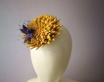 Mini hats made of fine felt. A fascinator in yellow. A lotus flower in a great design. Hat with a sluice.muff.