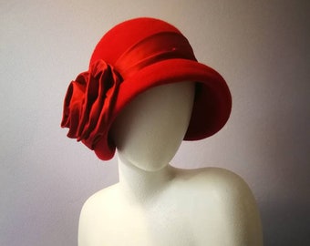 Cheeky 20s women's hat made of fine felt. Cloche in a beautiful bright red. Cheeky pot hat with a silk rose. Cloche hat