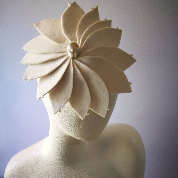 Heirate mich, Fascinator, Braut, Blume aus Filz, Headpiece,