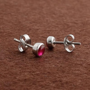 Ruby Stud Oorbellen, blikkerige hengsten, oorstekers, synthetische Ruby oorbellen, 925 sterling zilveren oorbellen, cadeau voor haar