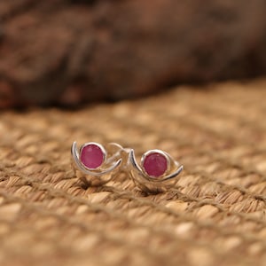 Natuurlijke Ruby Moon Shape Stud Oorbellen. 925 Sterling Silver Dainty Gift bruidsmeisje bruids juwelen, edelsteen oorbellen